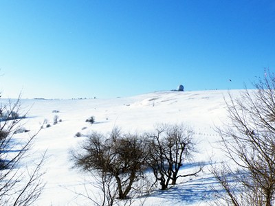 Wasserkuppe im Winter mit Schnee und Skipisten