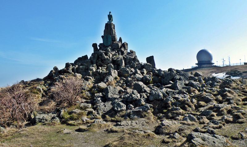 Wasserkuppe mit Fliegerdenkmal und im Hintergrund das Radom